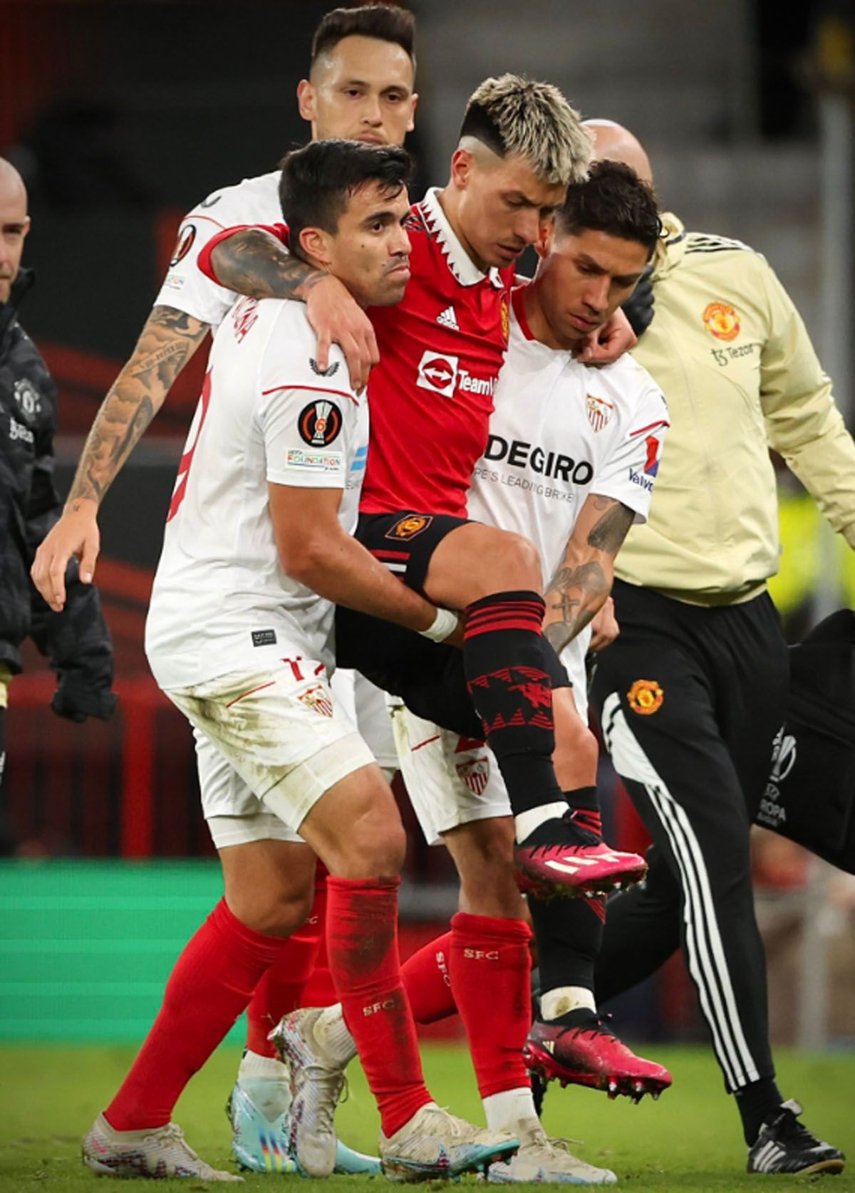 Lisandro Martínez recibió el apoyo de sus compañeros tras lesionarse en el Manchester United - Sevilla