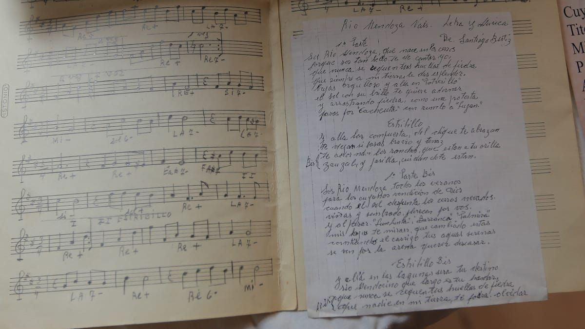 Partituras y letras de canciones del referente del folclore cuyano perduran en las habitaciones de su hogar. Partituras y letras de canciones del referente del folclore cuyano perduran en las habitaciones de su hogar.
