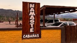 Un gran incendio tuvo inicio a la madrugada de este domingo en el complejo de cabañas Namaste de Uspallata y destruyó tres cabañas.