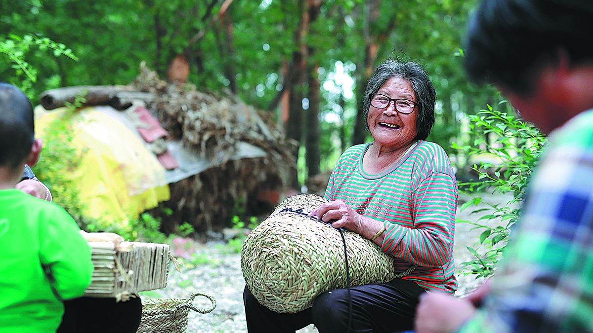Los lugareños fabrican productos trenzados con paja en Yinan