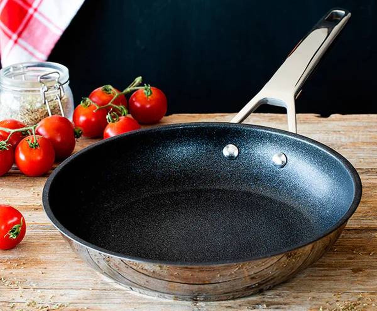 Truco de limpieza: devuélvele el brillo a las sartenes con salsa de tomate Truco de limpieza: devuélvele el brillo a las sartenes con salsa de tomate