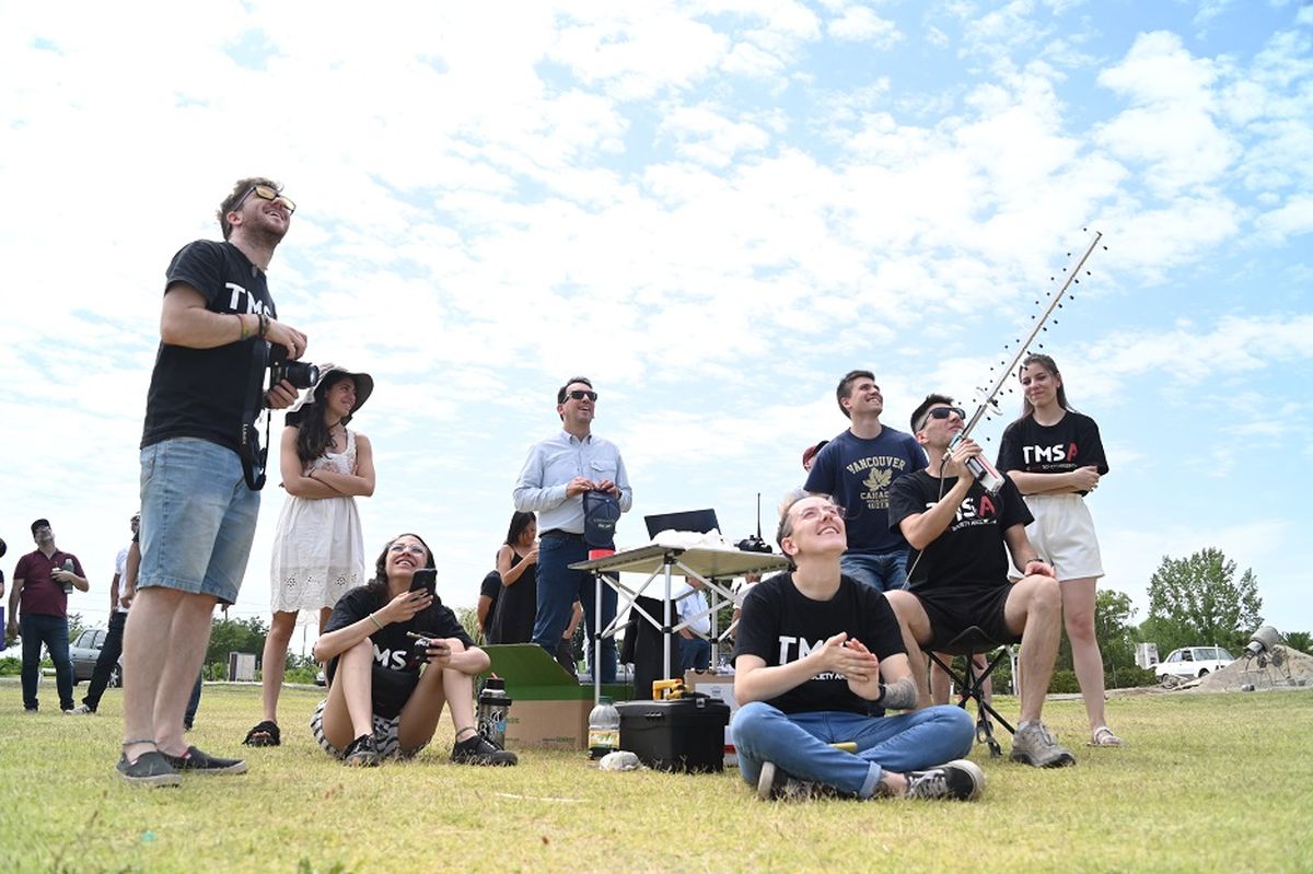 El intendente de Godoy Cruz, Tadeo García Zalazar, acompañó el lanzamiento del picosatélite de los emprendedores del departamento.