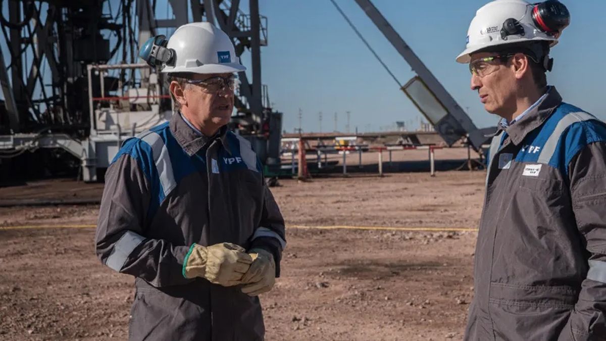 Suarez, en una de sus visitas a la cuenca petrolera de YPF. Suarez, en una de sus visitas a la cuenca petrolera de YPF.