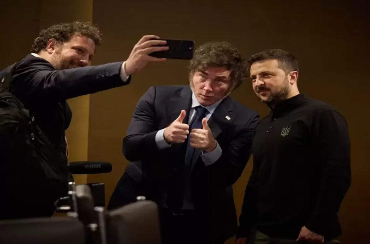 El presidente Javier Milei junto a su par ucraniano, Volodímir Zelenski.