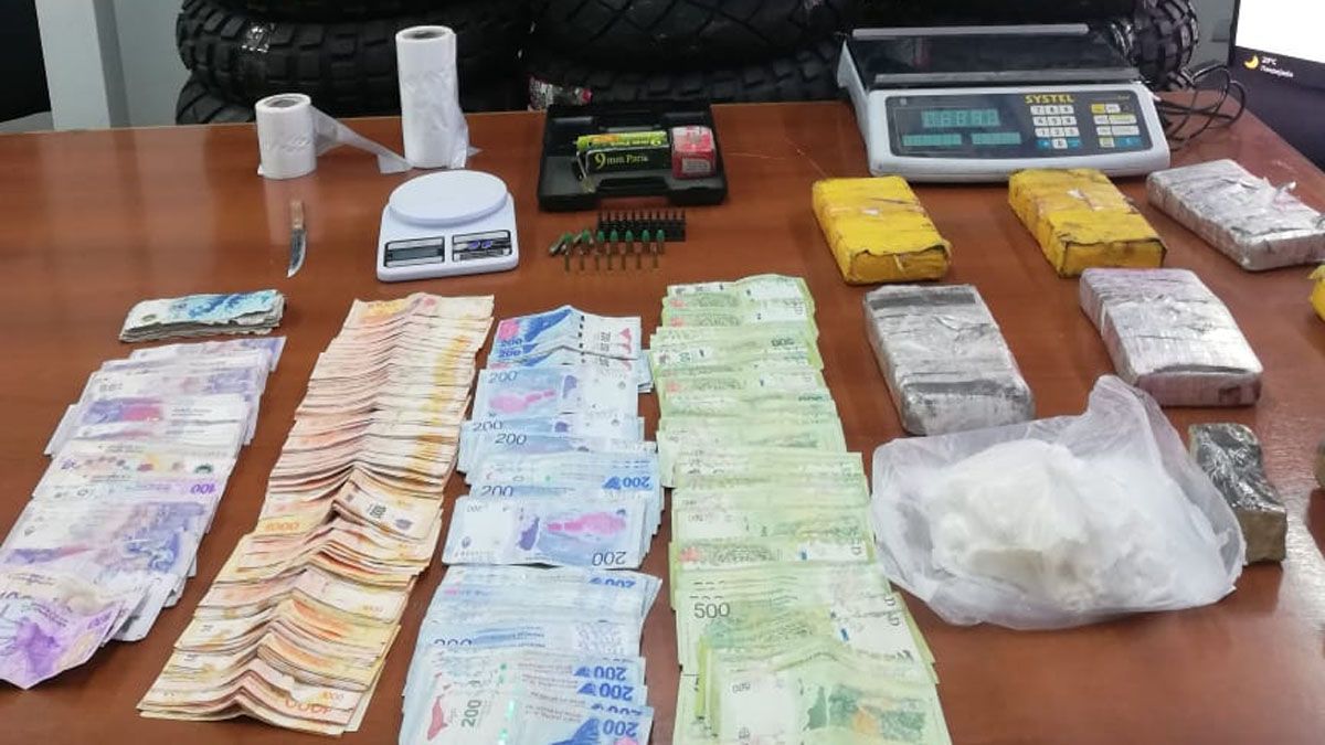 Un clan narco familiar fue capturado en Guaymallén, donde encontraron 7 ladrillos de cocaína, autos, dinero y otros elementos de lujo.