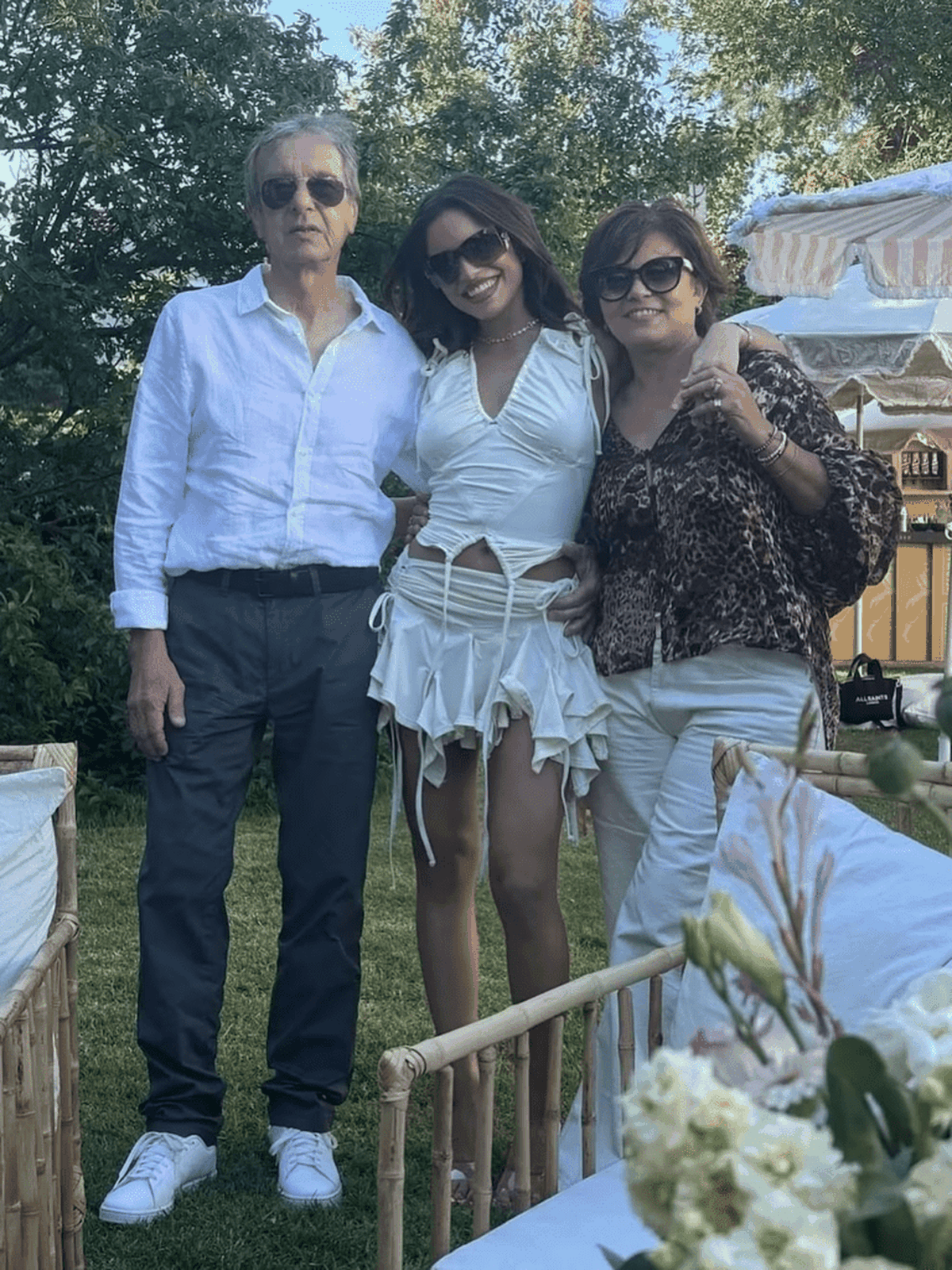 Emilia Mernes estrena sus 28 años confirmando que es la reina del off-white: mini ultra XS, brillos y más. Emilia Mernes estrena sus 28 años confirmando que es la reina del off-white: mini ultra XS, brillos y más.