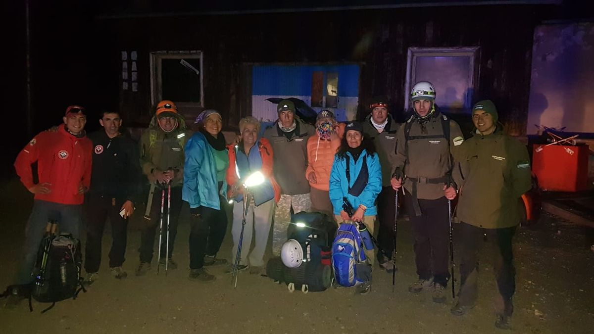 La foto de las mujeres que no podían descender del cerro Tolosa junto con quienes llevaron adelante el rescate. La foto de las mujeres que no podían descender del cerro Tolosa junto con quienes llevaron adelante el rescate.