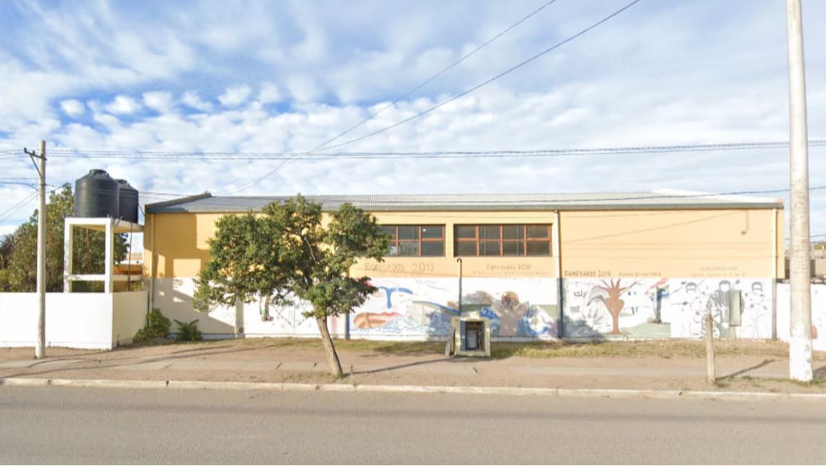 Vecinos quemaron la casa de un docente denunciado por abusar de sus alumnas. Vecinos quemaron la casa de un docente denunciado por abusar de sus alumnas.