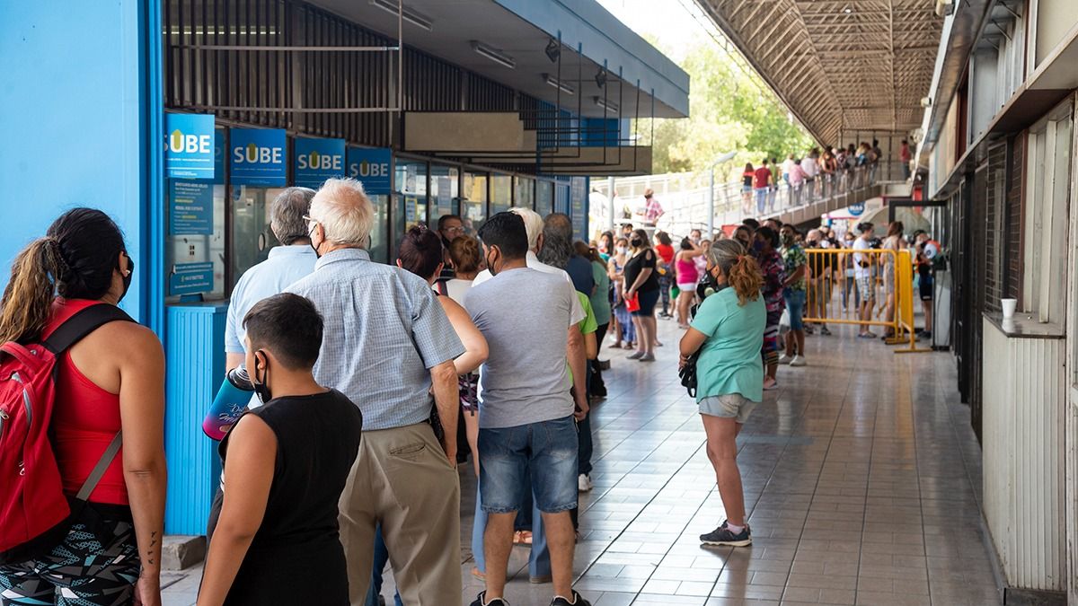 La Terminal colapsó este miércoles con largas filas para hisoparse y para renovar el abono de la SUBE con escasos metros de distancia