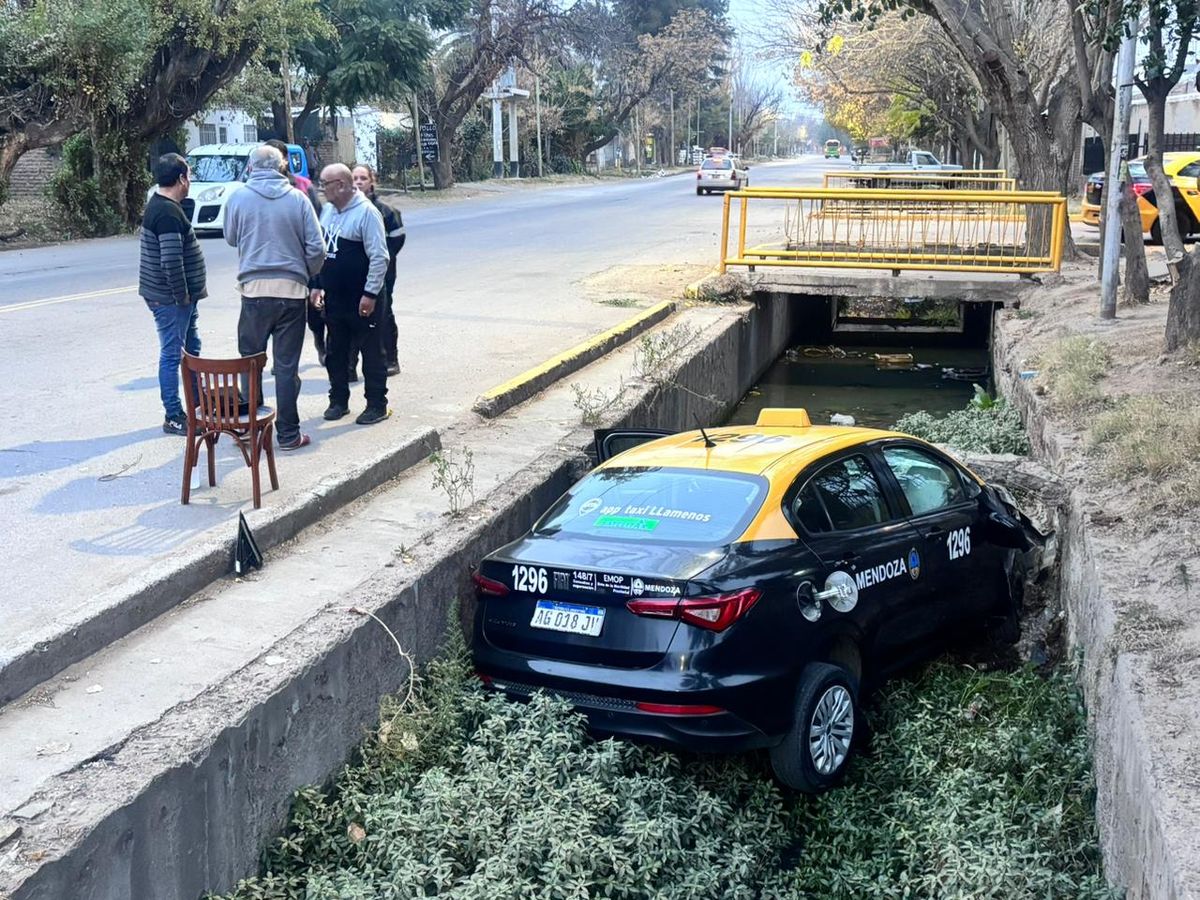 El taxi de la empresa Llámenos cayó a un zanjón en Las Heras. Fotos: Matías Pascualetti El taxi de la empresa Llámenos cayó a un zanjón en Las Heras. Fotos: Matías Pascualetti