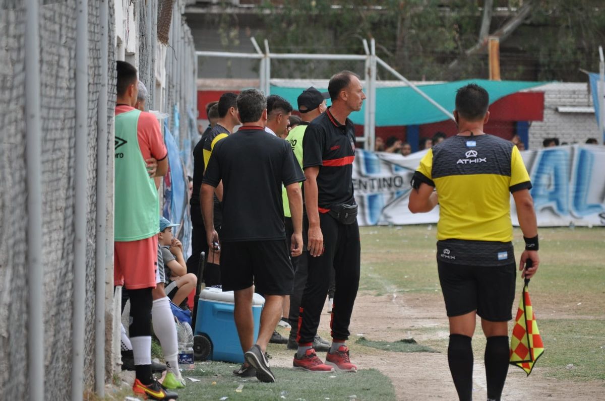 Gabriel Nasta es el entrenador de Fundación Amigos por el Deporte. Gabriel Nasta es el entrenador de Fundación Amigos por el Deporte.