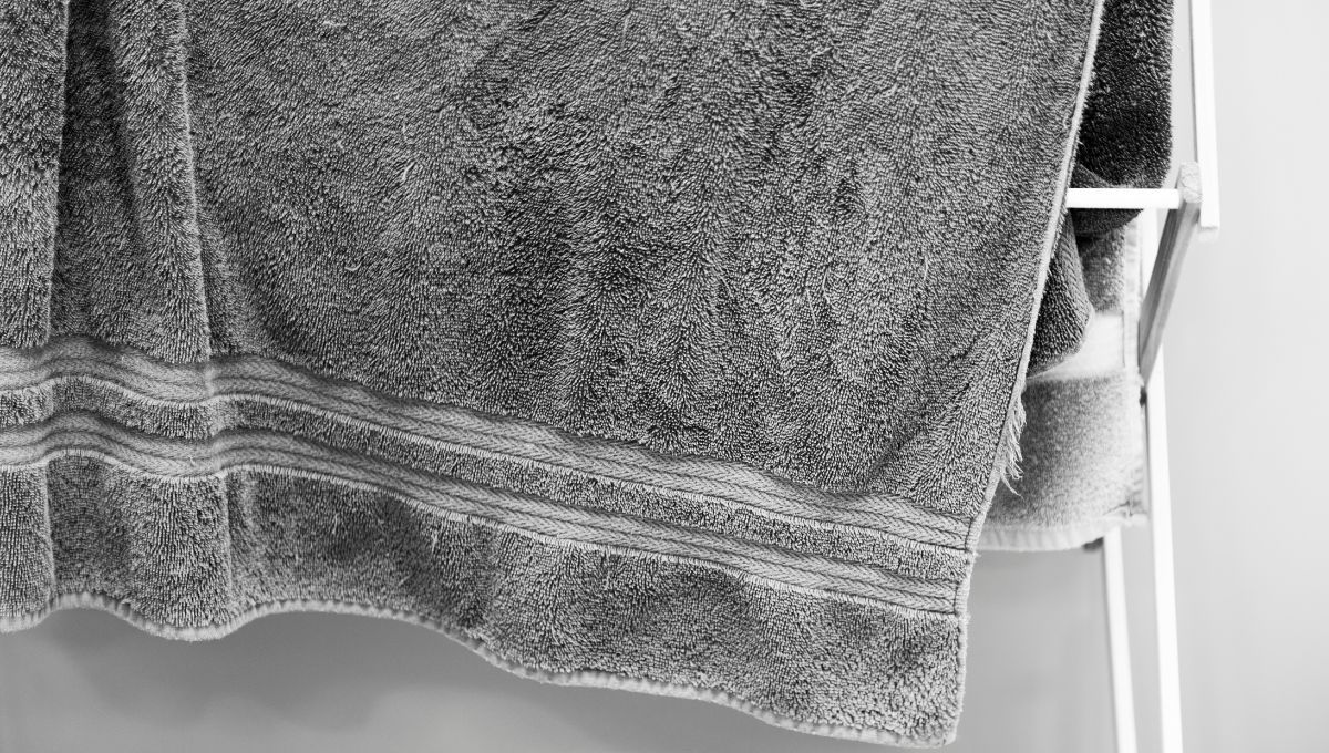 Usando un par de toallas viejas y rotas, aprendé a hacer una hermosa alfombra para el baño