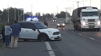 Intentó evadir un control en el Acceso Sur, chocó un Mini Cooper y huyó