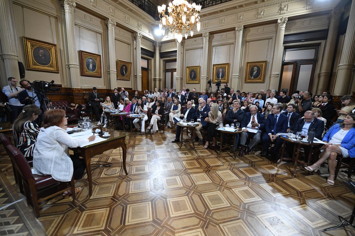 En la Comisión de Asuntos Constitucionales del Senado salió el dictamen para el proyecto de Ficha Limpia. En la Comisión de Asuntos Constitucionales del Senado salió el dictamen para el proyecto de Ficha Limpia.