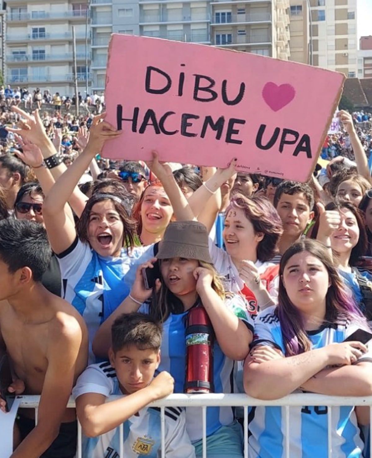 El público ovacionó al Dibu Martínez en Mar del Plata