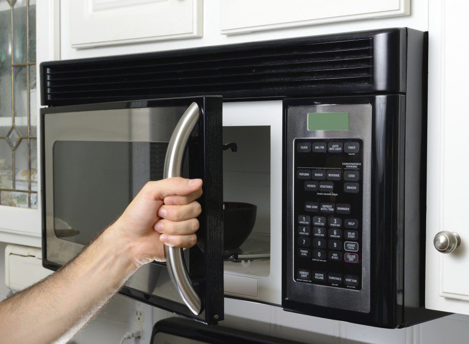 Con unos simples trucos caseros puedes mantener tu microondas siempre limpio. 