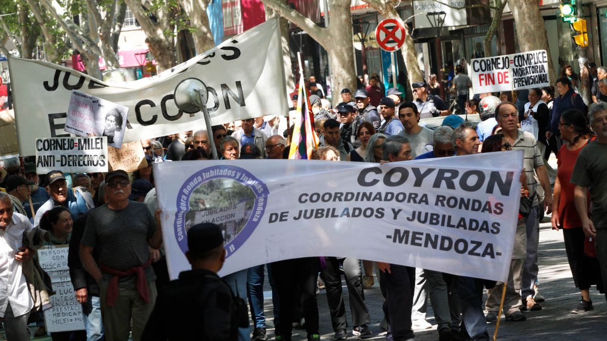 Los jubilados cortaron la calle San Martín, cantaron contra Espert y repudiaron a Milei