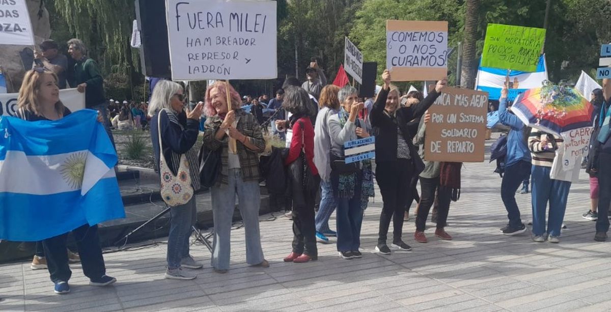 Cada jubilada con un cartel. Cada jubilada con un cartel.