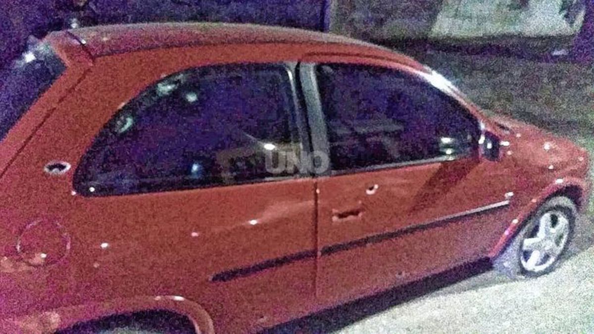 El autom&oacute;vil qued&oacute; con varios impactos de bala, lo que demuestra la violencia del ataque, a la salida de un boliche, cerca del centro de la ciudad de Santa Fe