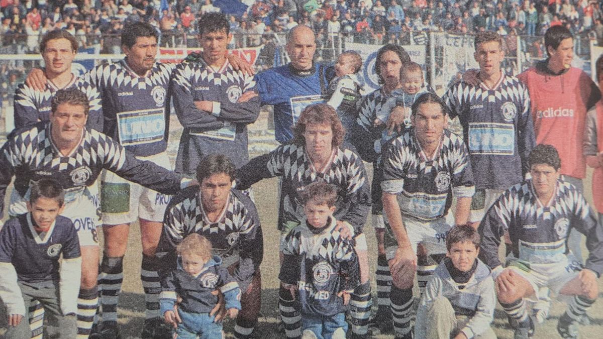 El plantel que dirigía Pablo Comelles que logró el ascenso en 1999 al viejo Nacional B. El plantel que dirigía Pablo Comelles que logró el ascenso en 1999 al viejo Nacional B.