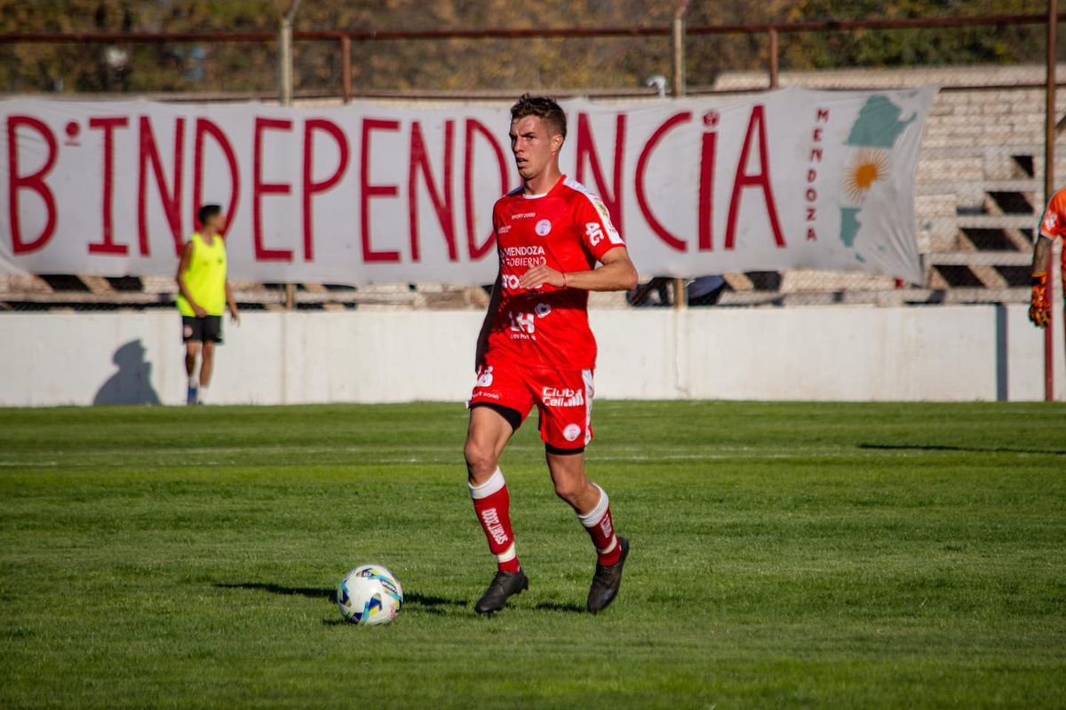 El defensor Brian Alferez volvió a jugar en Huracán Las Heras.