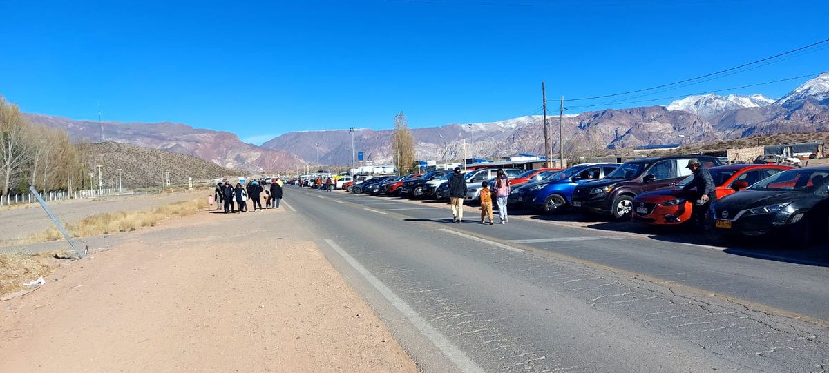 Cerca de 3.000 vehículos esperan poder cruzar por el Cristo Redentor a partir del mediodía.