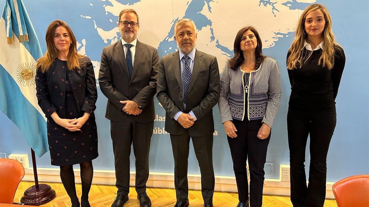 Alfredo Cornejo y Gabriela Testa se reunieron con el encargado de Negocios de la Embajada Argentina en España, Roberto Bosch.