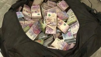 Dos santiagueños encontraron un bolso con casi $3 millones en la terminal y lograron lo impensado Dos santiagueños encontraron un bolso con casi $3 millones en la terminal y lograron lo impensado