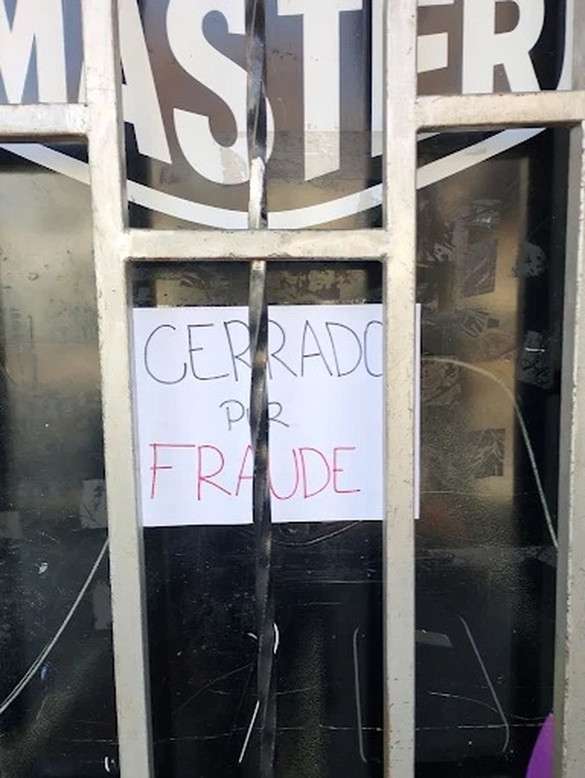 Clientes y denunciantes se manifestaron contra Megatecnología con carteles en el local cerrado en calle Morón. Clientes y denunciantes se manifestaron contra Megatecnología con carteles en el local cerrado en calle Morón.