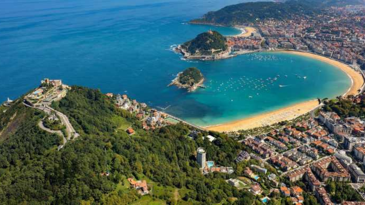 Esta playa de arena dorada y aguas turquesas forma parte de uno de los Patrimonios de la Humanidad de España según la UNESCO.