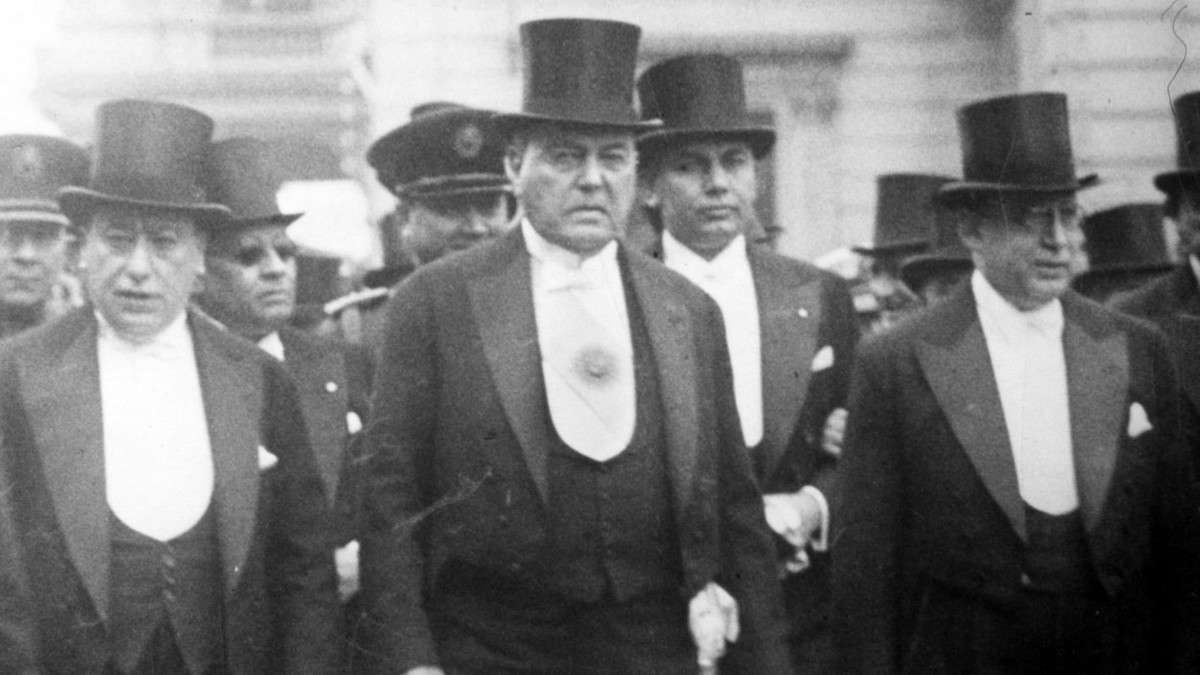 Hipólito Yrigoyen, fue presidente de la Nación en dos oportunidades gracias al voto popular. El 6 de septiembre de 1930 sería derrocado por un golpe de Estado encabezado por el general Uriburu.