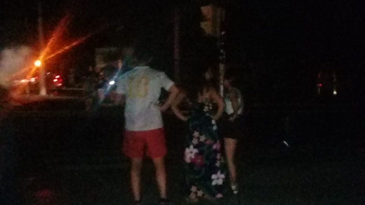 Mucha gente estaba en la calle debido a las altas temperaturas, hasta que el apagón causó caos.