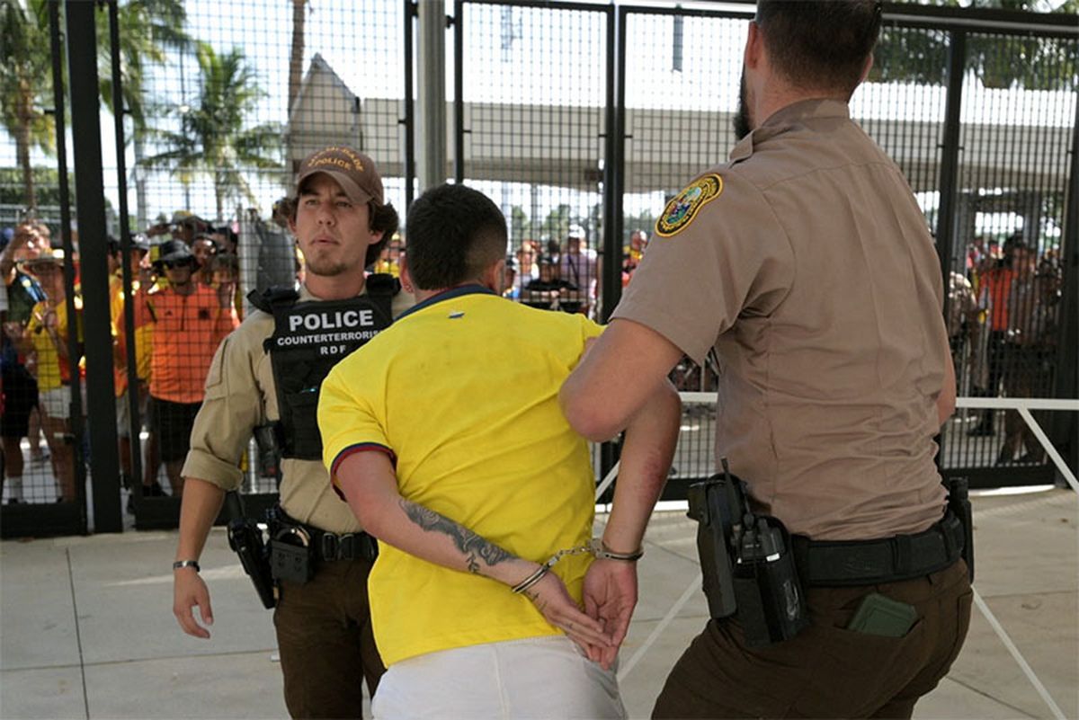 Un mendocino presenció cómo la policía golpeaba y se llevaba detenidas a personas que sí tenían entradas y sólo querían ingresar al estadio. Un mendocino presenció cómo la policía golpeaba y se llevaba detenidas a personas que sí tenían entradas y sólo querían ingresar al estadio.