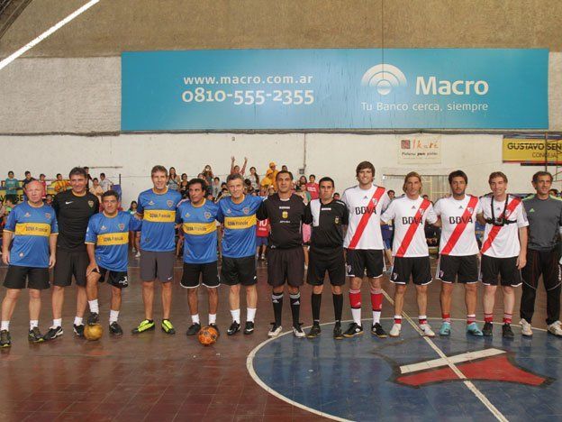 Cierre de campaña proselitista con viejas glorias de Boca y River