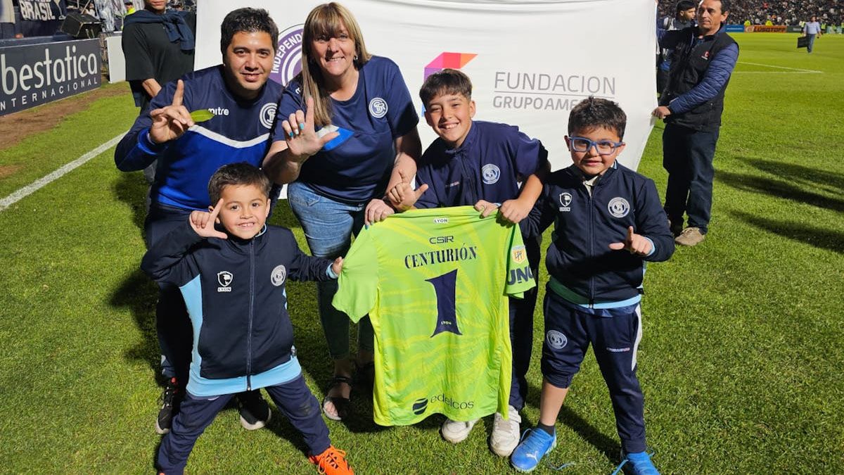 Uno de los ganadores de la camiseta de Ezequiel Centurión. Uno de los ganadores de la camiseta de Ezequiel Centurión.