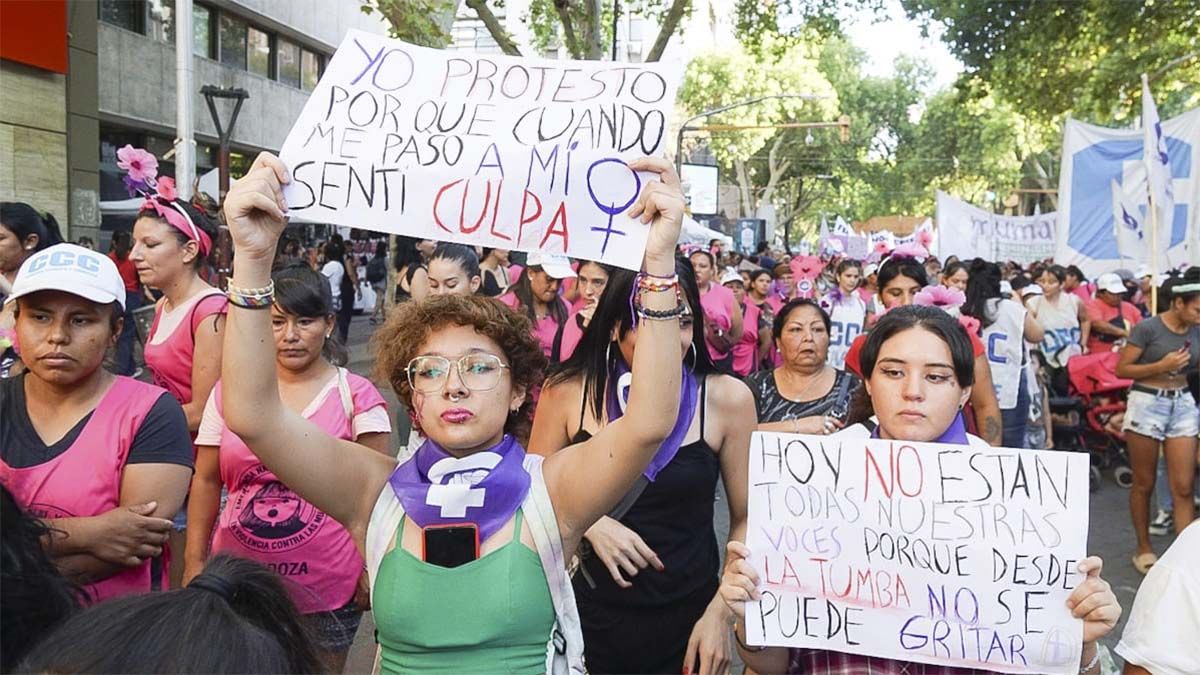 La movilización por el Día Internacional de la Mujer por las calles céntricas de la Ciudad de Mendoza.