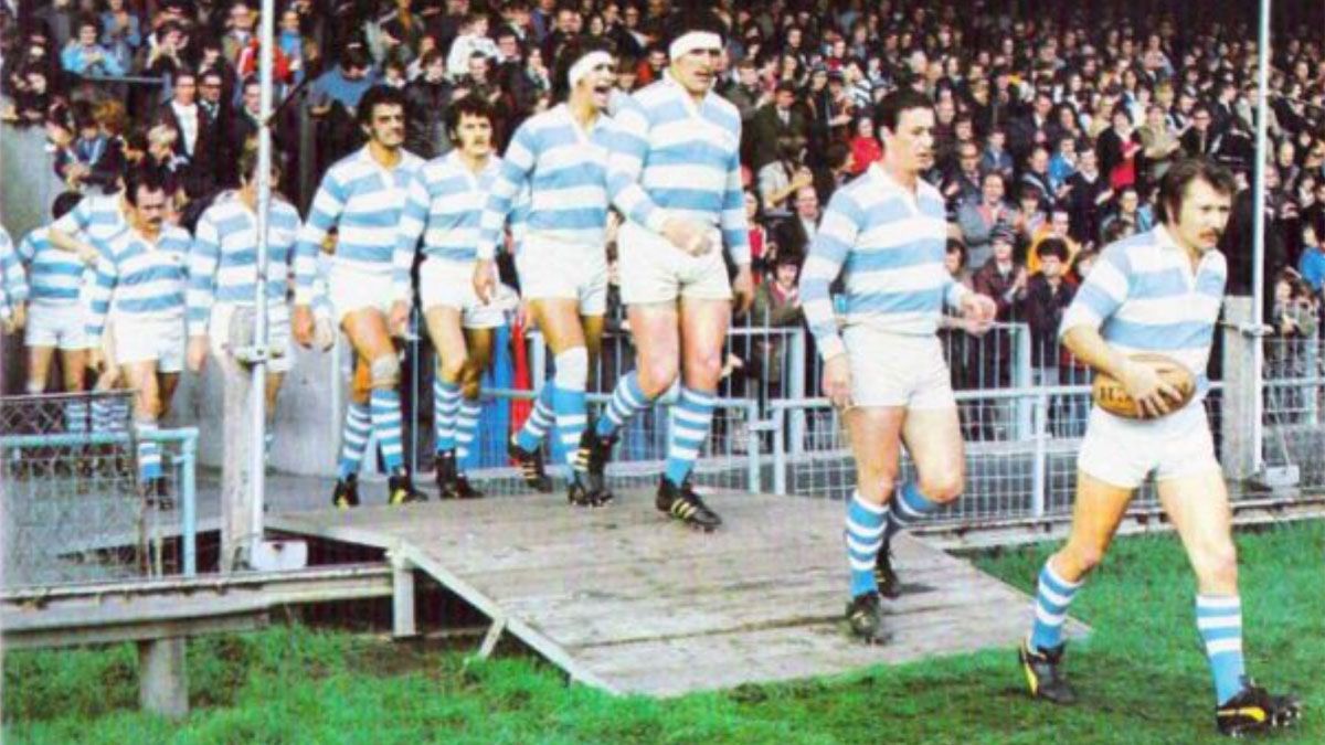 Palomo Etechegaray liderando a Los Pumas ante Gales, en Cardiff, en 1976