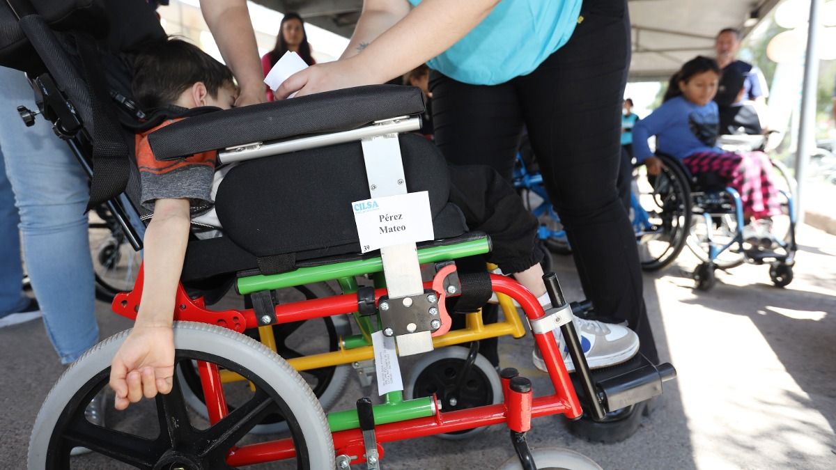 Entregaron seis costosas sillas para chicos con patologías especiales. Entregaron seis costosas sillas para chicos con patologías especiales.