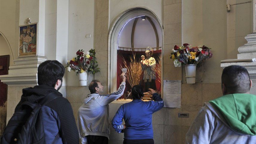 Es tradici&oacute;n que el 7 de agosto los cat&oacute;licos mendocinos asistan a los templos en los que se recuerda al santo del trabajo: el del barrio Bancario de Godoy Cruz, y el de Orfila, en Jun&iacute;n.
