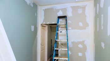 ¿Cómo hay que pintar las paredes de una habitación para que se vea más grande?