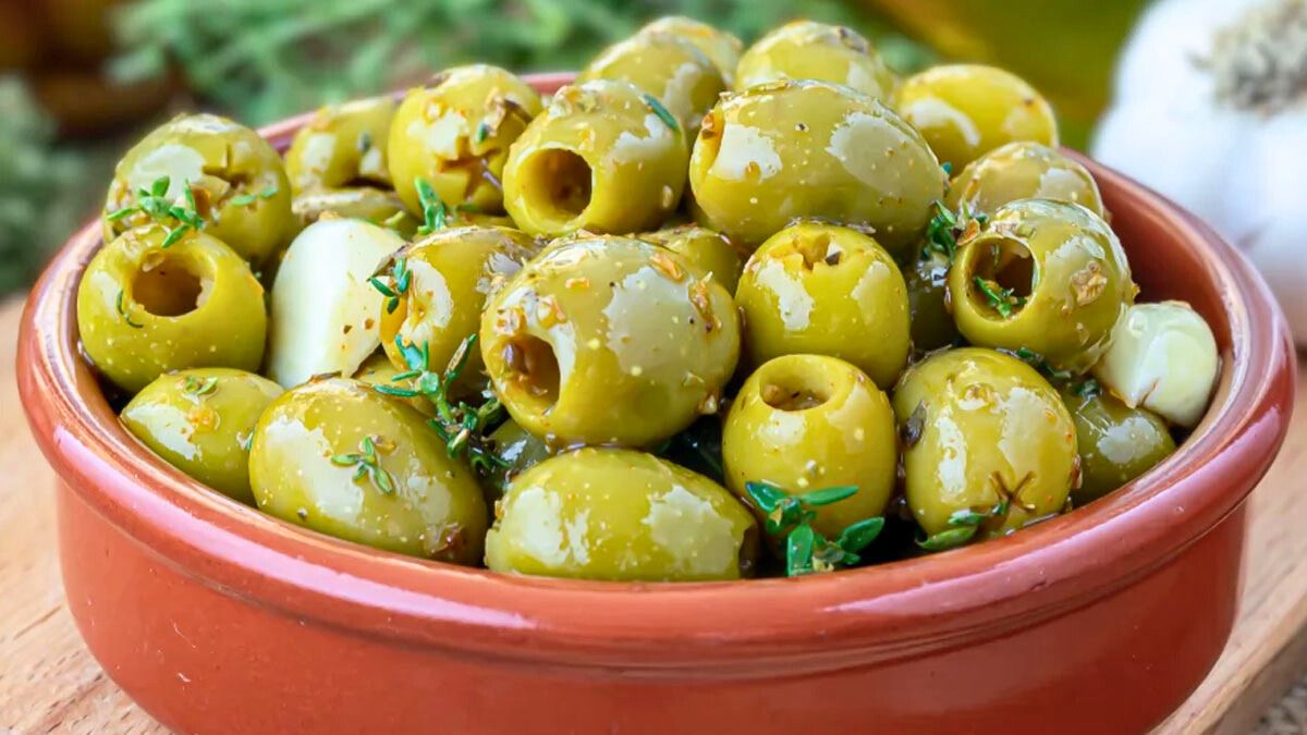 Las aceitunas aliñadas quedan exquisitas cuando se las prepara con una receta que tenga un adobo con un toque bien personal