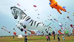 Barriletes con forma de animales surcan el cielo durante el 43º Festival Internacional de Barriletes de Weifang, provincia de Shandong. ZHANG CHI / PARA CHINA DAILY.