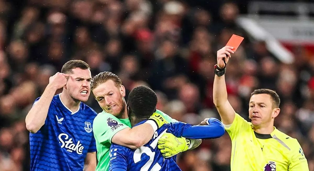 Día de furia en la Premier League: la palabra del jugador que cacheteó a su compañero y vio la roja directa