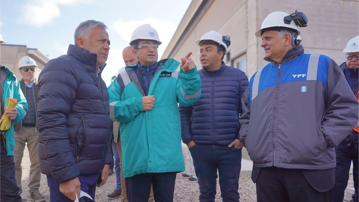 Alfredo Cornejo, Horacio Marín de YPF y el intendente de Las Heras, Francisco Lo Presti recorrieron el avance de obra del parque solar El Quemado.