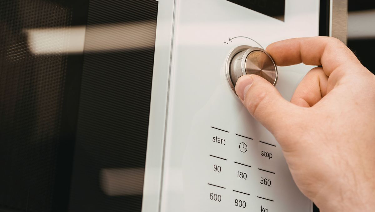 Es importante calentar los alimentos en el microondas con cuidado y evitar problemas comunes. Es importante calentar los alimentos en el microondas con cuidado y evitar problemas comunes. 