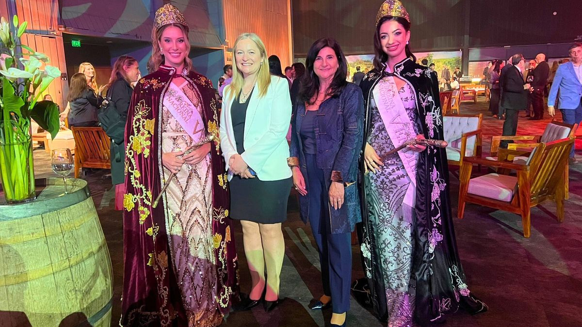 Alejandrina Funes y Sof&iacute;a Perfumo, reina y virreina de la Vendimia 2025, la vicegobernadora Hebe Casado y la titular del Emetur, Gabriela Testa.