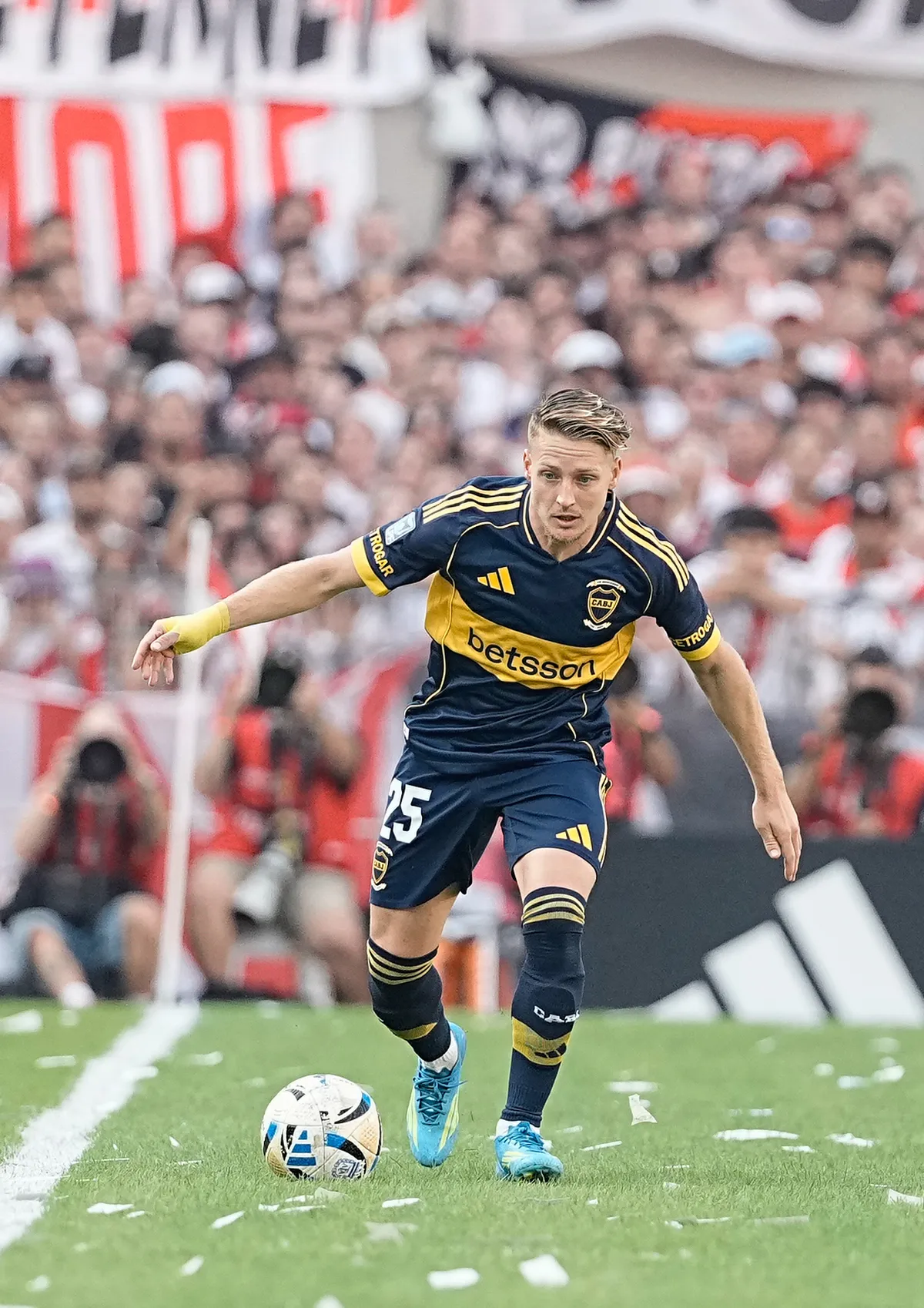 Santiago Ascacíbar jugó su primer Superclásico con Boca.