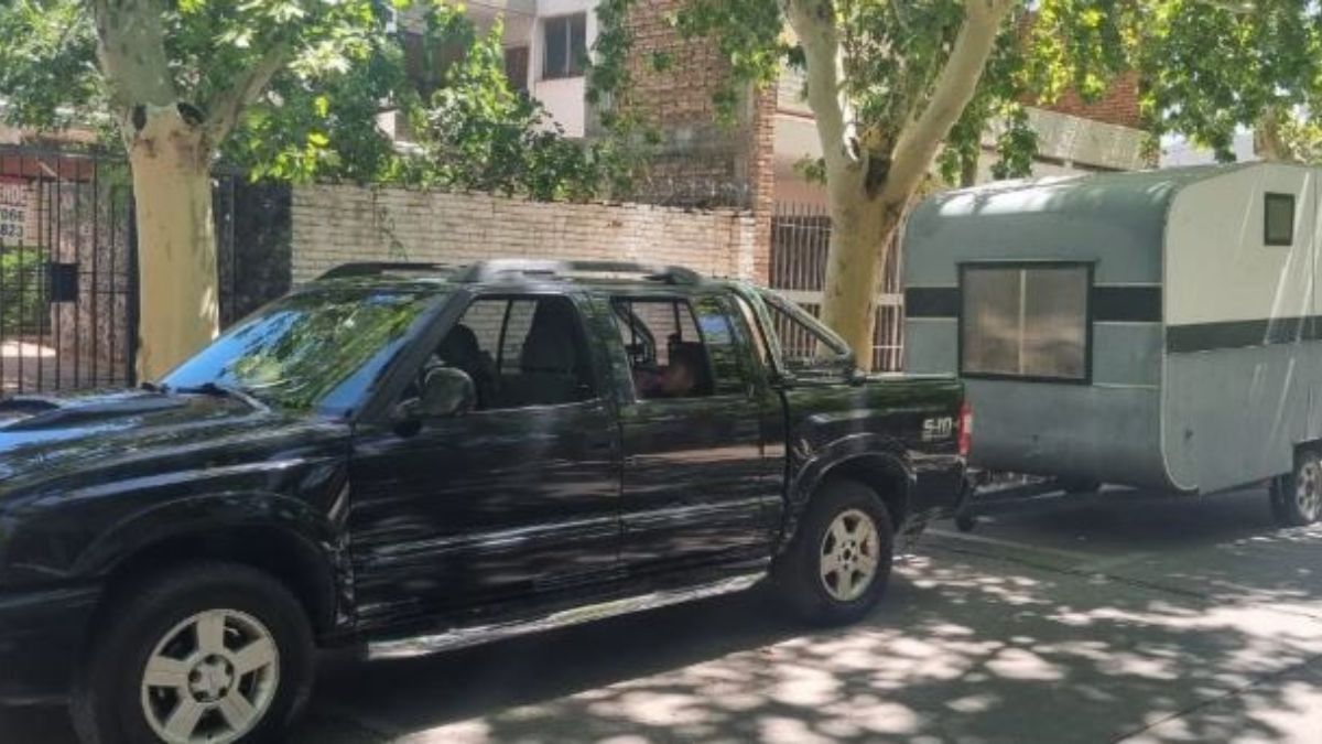 La camioneta Chevrolet S10 y la casilla rodante que les robaron a la familia mendocina mientras ellos se encontraban adentro de los vehículos. 