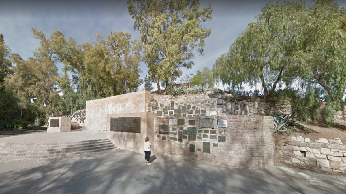 Este es el sector de placas conmemorativas, emplazado en plena subida al monumento del Cerro de la Gloria y pocos metros de este, y donde fue sorprendido el hombre de 35 años robando una de las plaquetas junto a un niño de siete años.