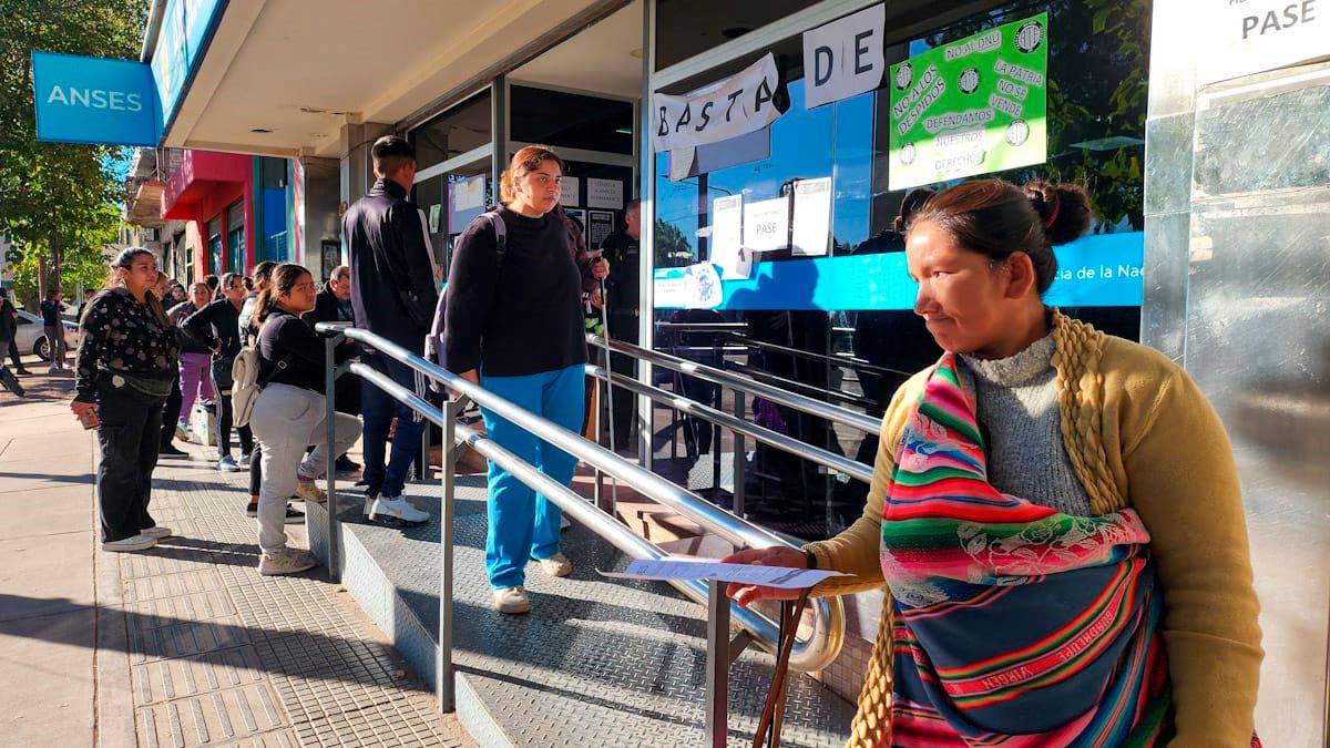 ANSES comenzó con el pago de un bono muy esperado y supera los $200.000 en algunos casos. ANSES comenzó con el pago de un bono muy esperado y supera los $200.000 en algunos casos.